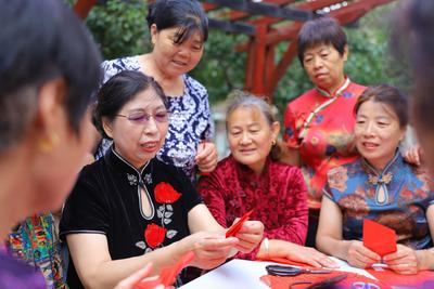 “剪”出浓浓爱国情！看，“非遗式”迎国庆