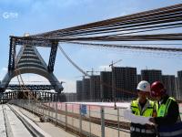 国内首座超大体量“A”字形主塔竖转成功