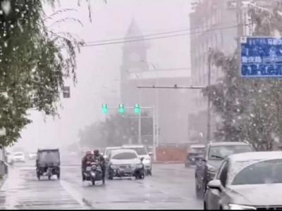 内蒙古锡林浩特迎来降雪，一天降温超20℃