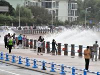 实拍：“梅花”带来千重浪，海边观景须谨慎