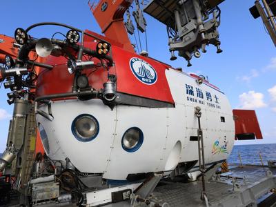 “探索二号”顺利完成任务，搭载“深海勇士”号4500米级载人潜水器返航