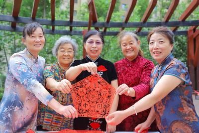 “剪”出浓浓爱国情！看，“非遗式”迎国庆