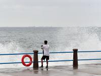 实拍：“梅花”带来千重浪，海边观景须谨慎