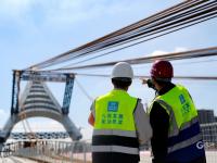 国内首座超大体量“A”字形主塔竖转成功