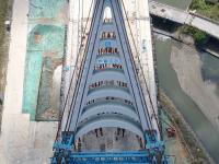 国内首座超大体量“A”字形主塔竖转成功