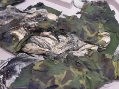 这件破烂的防护服，首次公开展出！