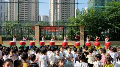 升旗仪式、成长印记、朱砂启智……戳图来看花式开学