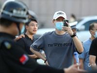 开学日实拍：“神兽”归笼，家长护送