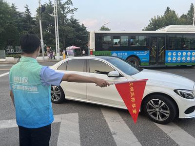 交通志愿服务助力文明典范城市创建，崂山区应急突击营“上岗”