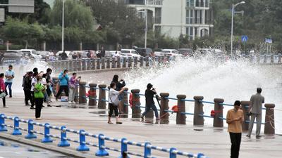 实拍：“梅花”带来千重浪，海边观景须谨慎