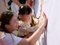 升旗仪式、成长印记、朱砂启智……戳图来看花式开学