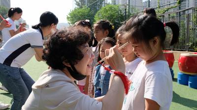 升旗仪式、成长印记、朱砂启智……戳图来看花式开学