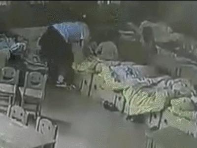 1分57秒，127名幼儿安全撤离！叫不醒的娃连被子一起抱走