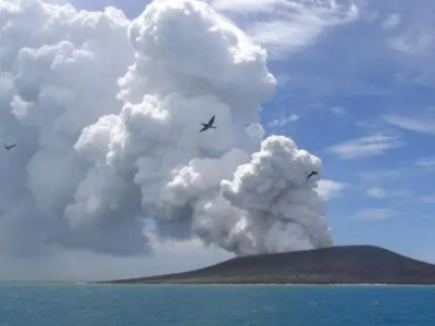 南太平洋海底火山喷出一座小岛，面积2.4万平方米