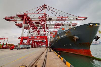 实拍青岛港：有一种繁忙，叫“车船如织”