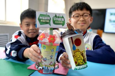 迎接“世界勤俭日”，看学生们巧手“废变宝”