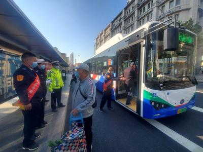 市南交警携手公交志愿者走上街头，开展交通安全公益宣传