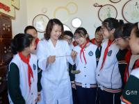 世界中医药日，孩子们学习捣药、制香囊……