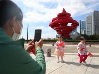 与国旗合个影！他们这样“告白”祖国