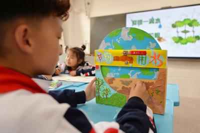 迎接“世界勤俭日”，看学生们巧手“废变宝”