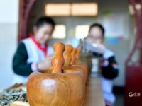 世界中医药日，孩子们学习捣药、制香囊……