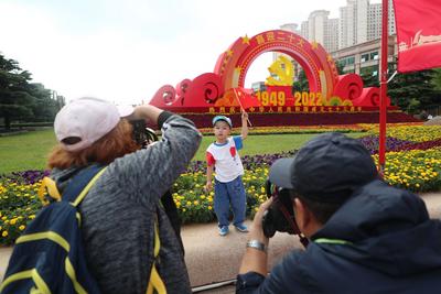 与国旗合个影！他们这样“告白”祖国