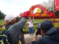 与国旗合个影！他们这样“告白”祖国