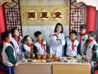 世界中医药日，孩子们学习捣药、制香囊……
