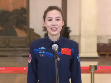 王亚平代表：期待和国外同行同上中国空间站，共同探索浩瀚宇宙