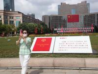 与国旗合个影！他们这样“告白”祖国