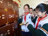 世界中医药日，孩子们学习捣药、制香囊……