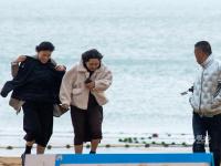 冷空气“到货”了！街拍行人抗寒“表情包”