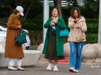 冷空气“到货”了！街拍行人抗寒“表情包”