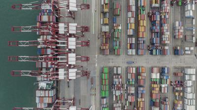 实拍青岛港：有一种繁忙，叫“车船如织”