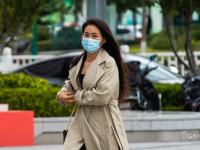 冷空气“到货”了！街拍行人抗寒“表情包”