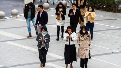冷空气“到货”了！街拍行人抗寒“表情包”
