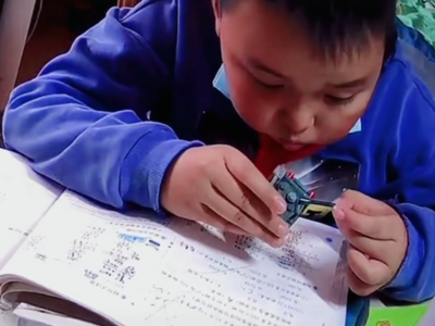 太可爱了！小男孩学习时开小差被“抓包”，反应乐翻网友