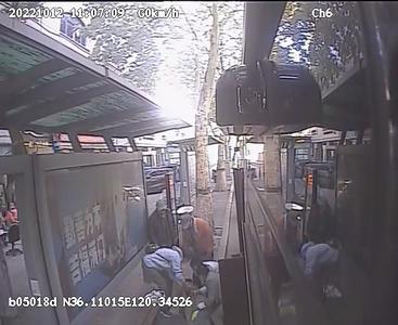 文明在身边 | 青岛街头暖心一幕：七旬老人摔倒，一群人围了上去……