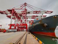 实拍青岛港：有一种繁忙，叫“车船如织”