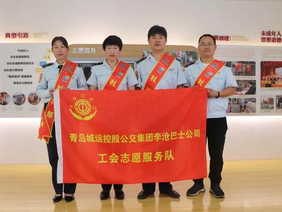 文明在身边 | 倡导文明交通、为居民理发……青岛志愿者活跃在街头