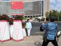 与国旗合个影！他们这样“告白”祖国