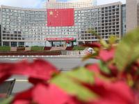 与国旗合个影！他们这样“告白”祖国