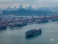 实拍青岛港：有一种繁忙，叫“车船如织”