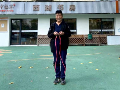 冲上热搜！杭州81岁奶奶“颜值”让网友惊叹：坚持21年，竟能这么年轻？