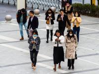 冷空气“到货”了！街拍行人抗寒“表情包”