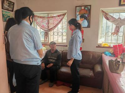 福利政策送上门，网格员助力社区老人生活无烦恼