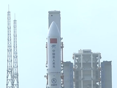 中国空间站梦天实验舱舱箭组合体今天进行垂直转运