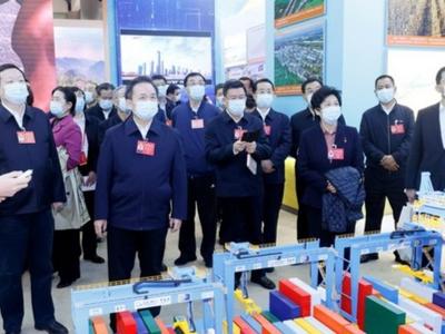 山东省代表团集体参观“奋进新时代”主题成就展
