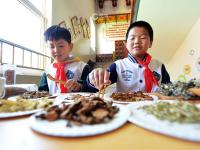 世界中医药日，孩子们学习捣药、制香囊……