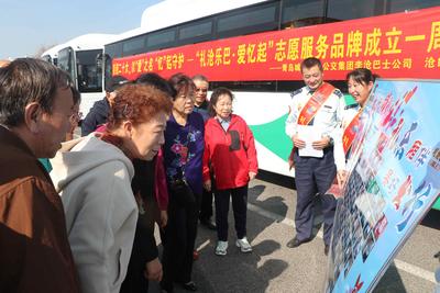 文明在身边 | 爱老敬老助老！青岛公交车厢里频频上演暖心一幕幕